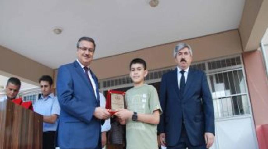 Karnelerini Alan &Ouml;ğrencilere 'tatilde Bol Bol Kitap Okuyun' Tavsiyesi