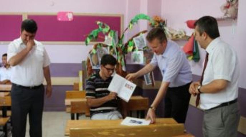 Kaymakam S&ouml;z&uuml;n&uuml; Tuttu