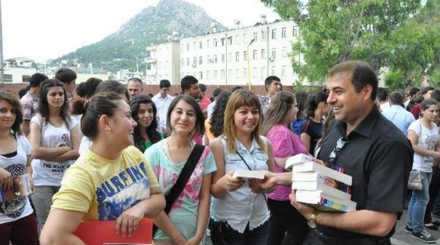 Kozan&rsquo;da &Ouml;ğrencilere Karne Hediyesi