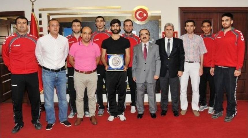 Adana&rsquo;yı S&uuml;per Lig&rsquo;e Taşıyan Şampiyon Hentbolculardan Vali Coş&rsquo;a Ziyaret