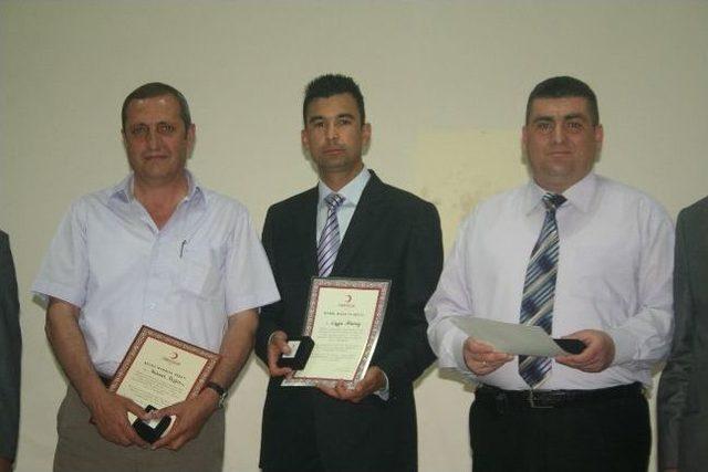 Kızılay G&ouml;n&uuml;ll&uuml; Kan Bağış&ccedil;ılarını &Ouml;d&uuml;llendirdi 2