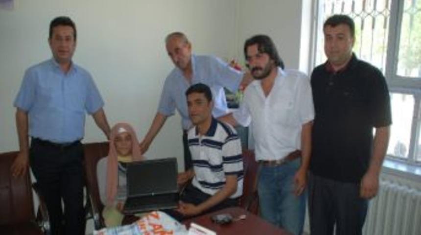 Engelli &Ouml;ğrenciye Bilgisayar Hediye Edildi