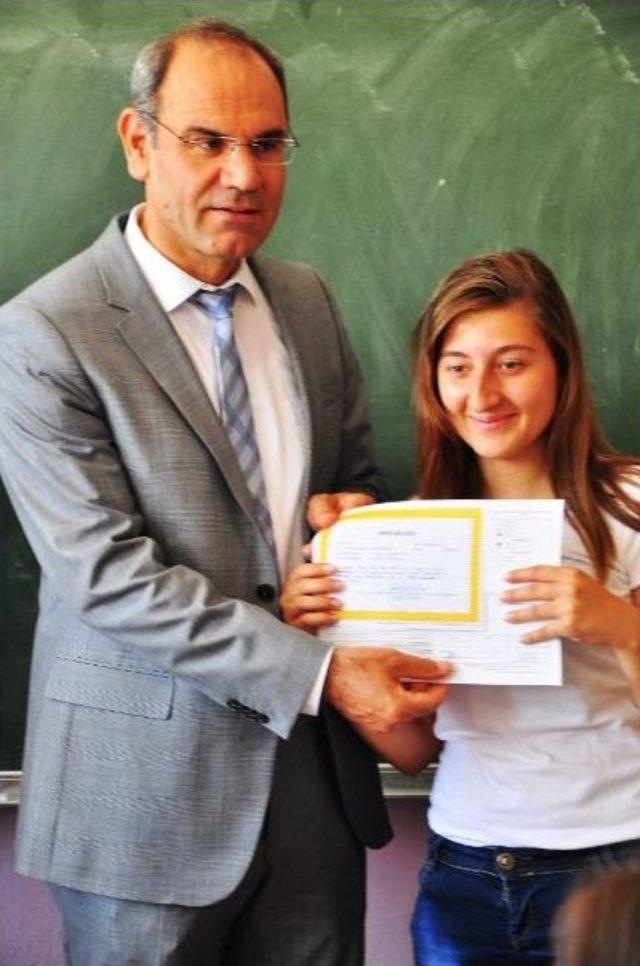 İzmir de 675 Bin 962 &Ouml;ğrenci Karne Sevinci Yaşadı 1