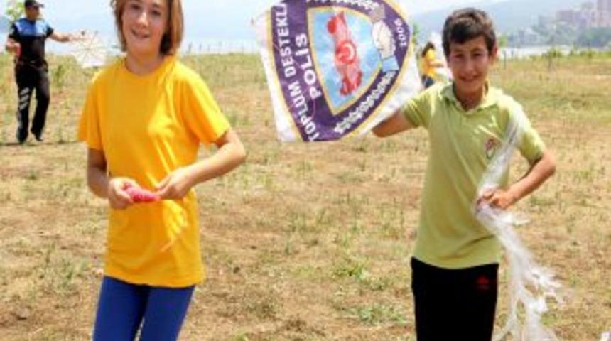 Polisten &Ccedil;ocuklara U&ccedil;urtmalı Karne Hediyesi