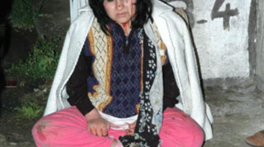 Hamile kadın &ccedil;arşafla 4. kattan inmeye kalktı