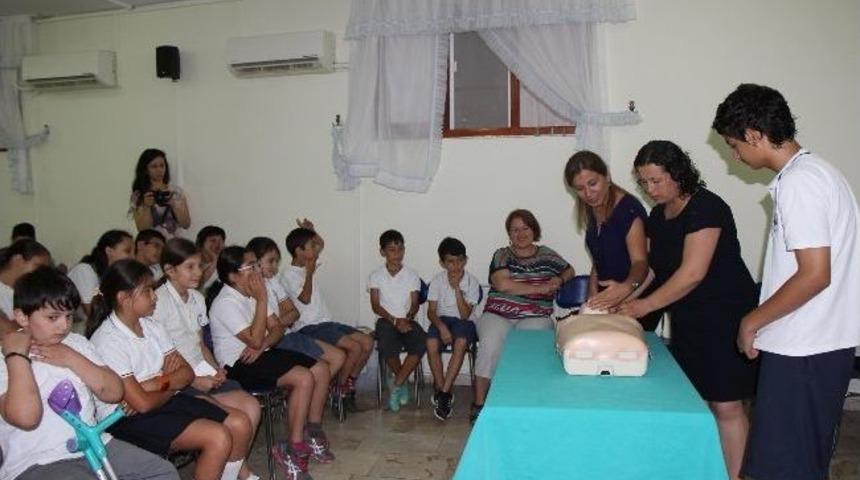 A&uuml; Hastanesi Hemşirelerinden &Ouml;ğrencilere İlk Yardım Eğitimi