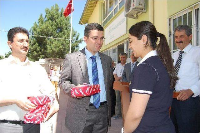 Arapgir’de Okul Birincilerine Bilgisayar Hediye Edildi