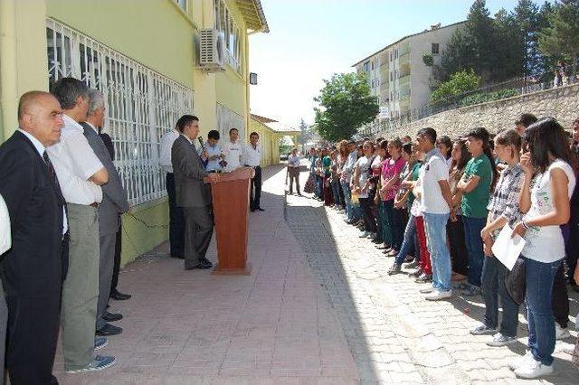 Arapgir’de Okul Birincilerine Bilgisayar Hediye Edildi