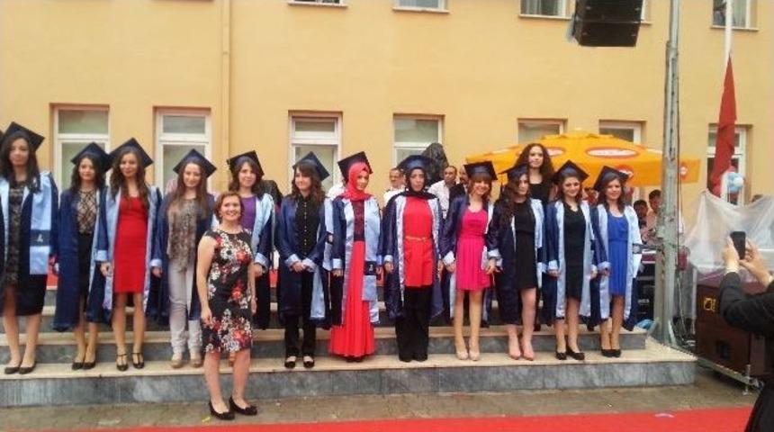 Yağmur Altında Mezuniyet Coşkusu