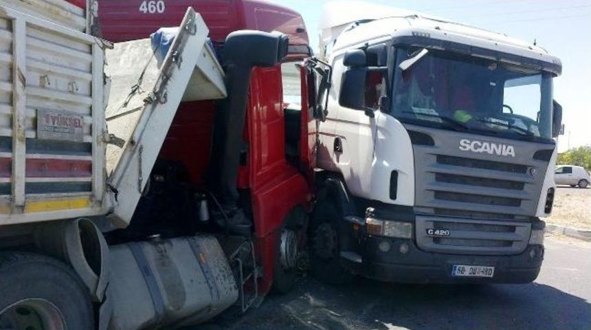 Aksaray'da Tır Ve Kamyon &Ccedil;arpıştı: 1 Yaralı