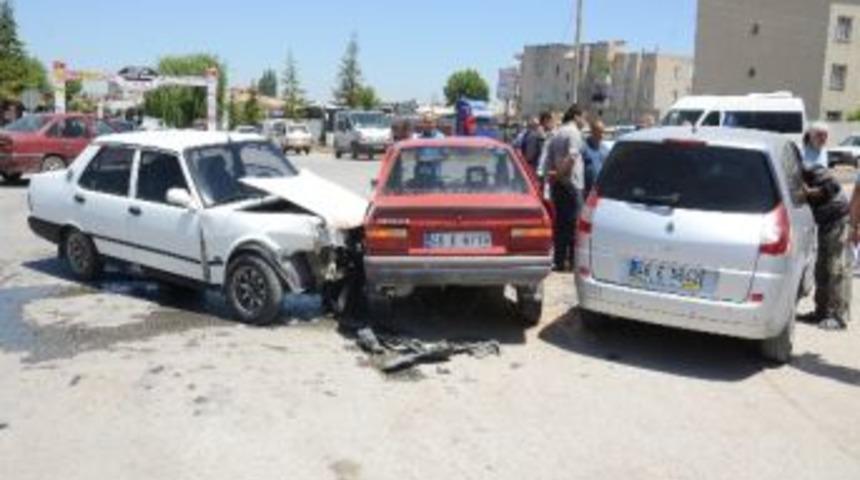 Elbistan&rsquo;da &Uuml;&ccedil; Otomobil Birbirine Girdi: 2 Yaralı