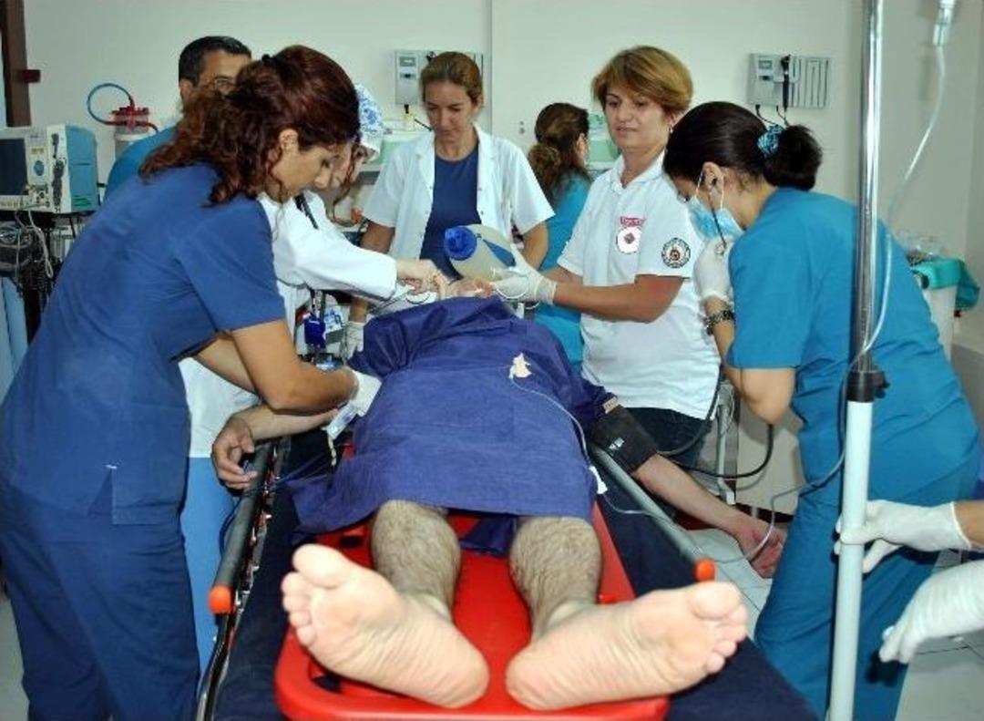 Hekimler Acil Servisteki &Ouml;l&uuml;m Kalım Savaşını Film Yaptı