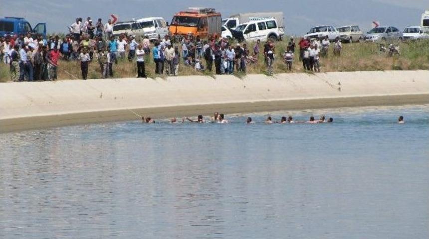 Aracın Camından Fırladı Su Kanalında Can Verdi