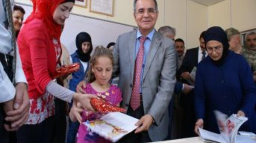 Suriyeli &Ouml;ğrencilere Iki &Uuml;lke Bayrağının Yeraldığı Karne Verildi