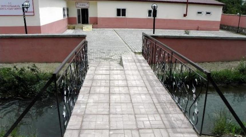 Erciş Belediyesi Kurumların Bah&ccedil;e D&uuml;zenlemesini Yapıyor