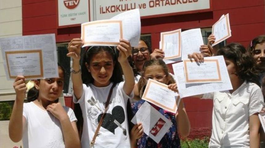 Van&rsquo;da 306 Bin &Ouml;ğrenci Karnesini Aldı