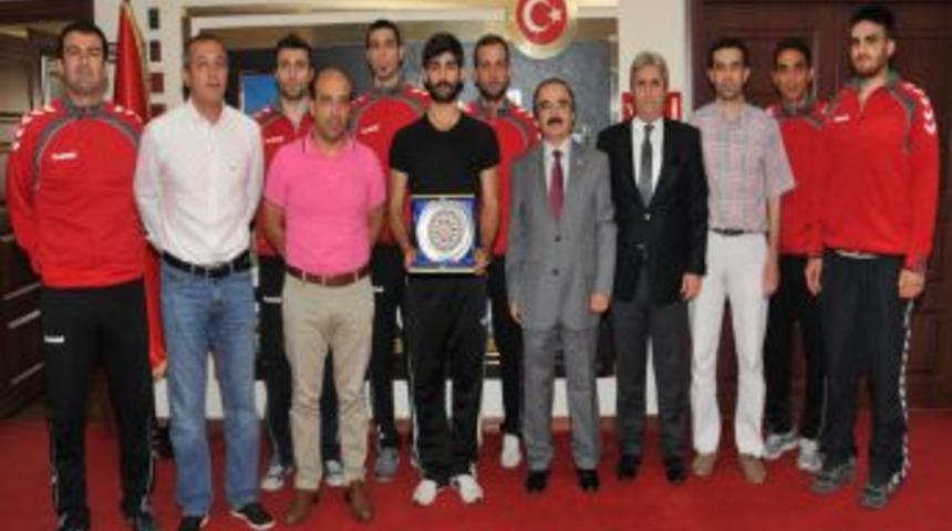 S&uuml;per Lig&rsquo;e Y&uuml;kselen Hentbolcular Vali Coş&rsquo;u Ziyaret Etti