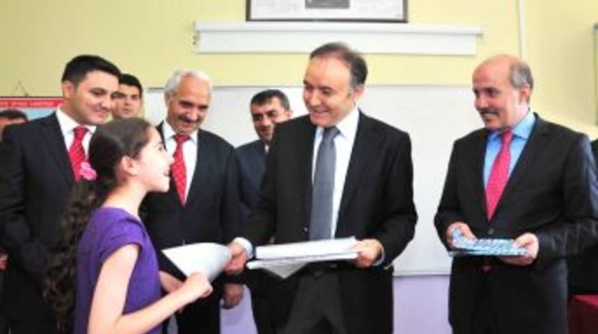 Vali Altıparmak, &Ouml;ğrencilerin Karne Sevincine Ortak Oldu