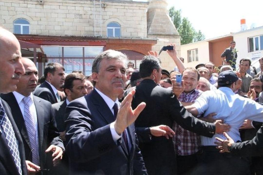 Ardahan&rsquo;da Cumhurbaşkanı G&uuml;l&rsquo;e, 75 Yaşındaki Nineden K&ouml;y Yumurtası Hediye