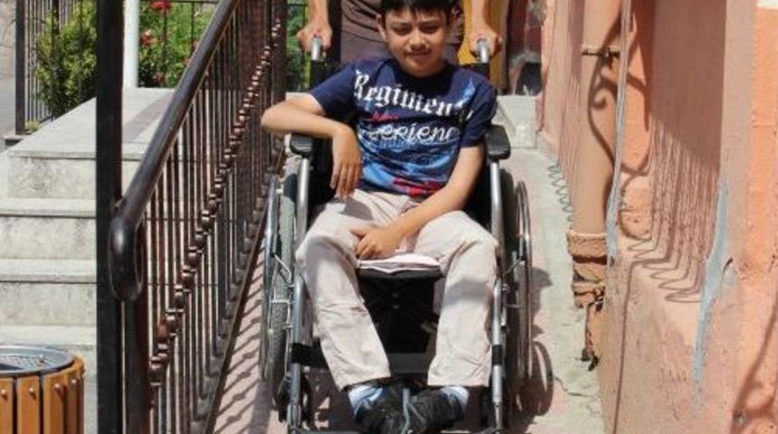 Kas Hastası Olan Abdullah, Karnesini Almaya Tekerlekli Sandalye Ile Gitti