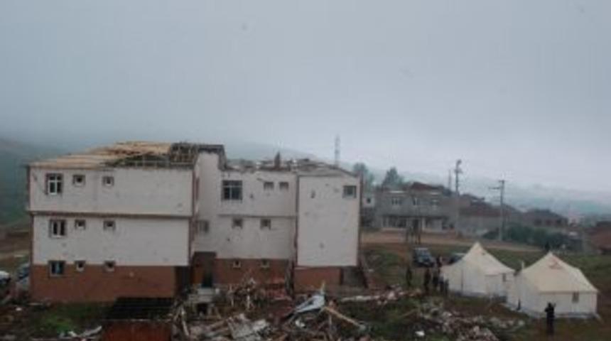 Kocaeli'nde Hortum 15 Evin &Ccedil;atısını U&ccedil;urdu