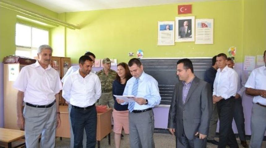 Kaymakam Sezer, &Ouml;ğrencilere Karne Dağıttı