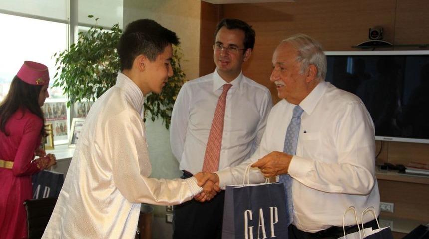 H&uuml;sn&uuml; &Ouml;zyeğin: T&uuml;rk Okullarına Girmek I&ccedil;in Yabancılar Benden Torpil Istiyor