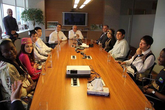 H&uuml;sn&uuml; &Ouml;zyeğin: T&uuml;rk Okullarına Girmek I&ccedil;in Yabancılar Benden Torpil Istiyor 1