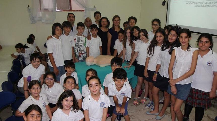 Akdeniz &Uuml;niversitesi&rsquo;nden &Ouml;ğrencilere Ilk Yardım Eğitimi