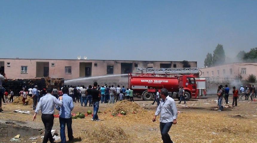 Sebze Meyve Halinde &Ccedil;ıkan Yangın Korkuttu