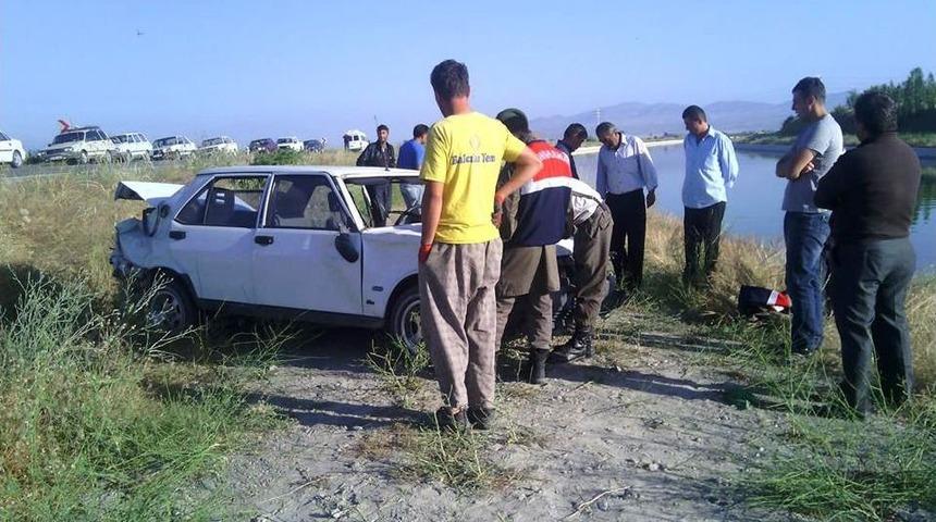 S&uuml;r&uuml;c&uuml; Arabanın Camından Kanala U&ccedil;tu