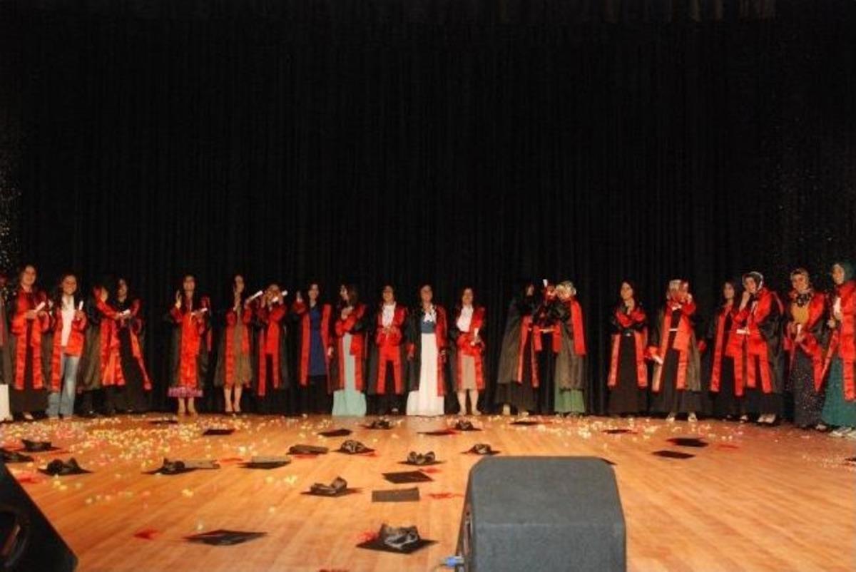Patnos Kız Teknik Ve Meslek Lisesi G&ouml;rkemli Bir T&ouml;renle İlk Mezunlarını Verdi