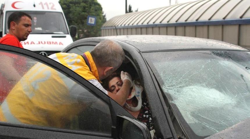 Otomobil Bariyerlere &Ccedil;arptı: Aynı Aileden 3'&uuml; Ağır 5 Yaralı