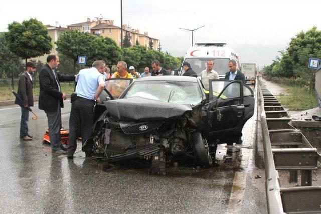 Otomobil Bariyerlere &Ccedil;arptı: Aynı Aileden 3 &uuml; Ağır 5 Yaralı 1