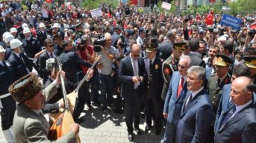 Cumhurbaşkanı G&uuml;l, Ardahan'daki Ziyaretlerine Yaya Gitti