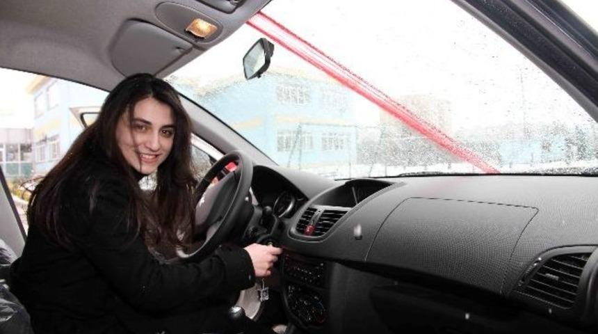 Lys'de Başarılı Olana Otomobil