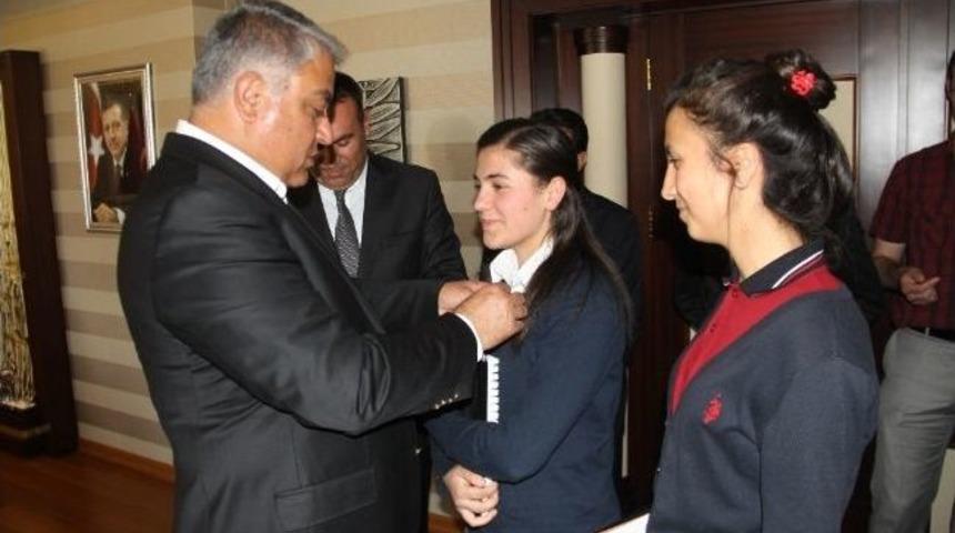 Vali Tekinarslan, Başarılı &Ouml;ğrencileri Kabul Etti