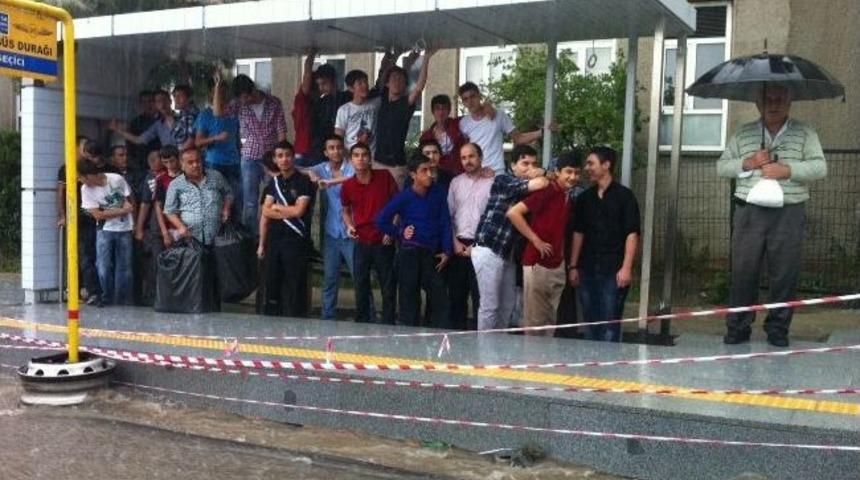 Bursalılar Yağmura Hazırlıksız Yakalandı