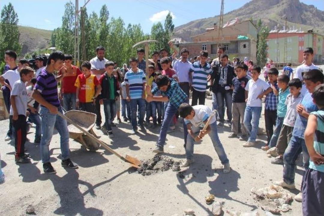 Mahalleli Onarılmayan Yolu Trafiğe Kapattı