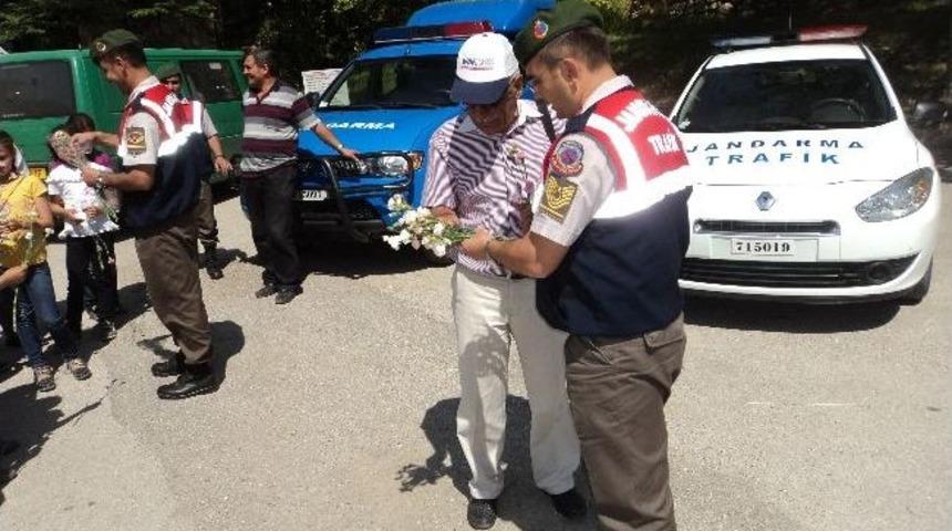 Jandarma Karanfil Dağıttı