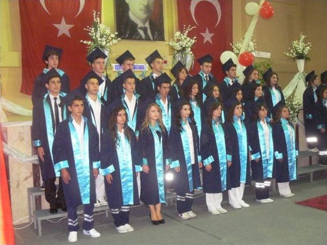 Sağlık Meslek Lisesi'nde Mezuniyet Coşkusu