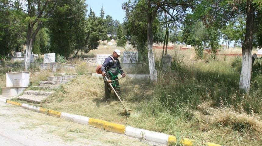 Boz&uuml;y&uuml;k'te Mezarlara Bakım Yapılıyor