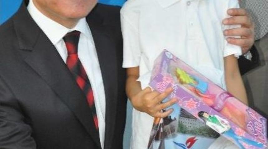 Balıkesir Valisi Ahmet Turhan Karne Dağıttı