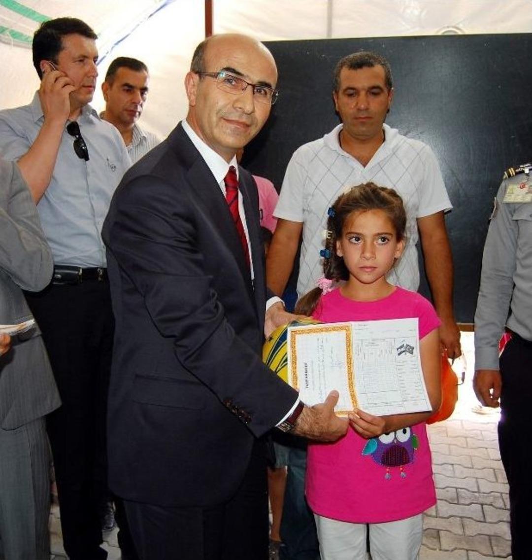 Adıyaman&rsquo;da 3 Bin Suriyeli &Ouml;ğrenci Karne Sevinci Yaşadı