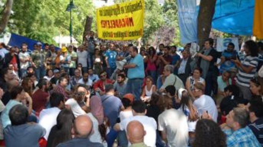 Gezi Parkı'ndaki G&ouml;stericiler Ne Yapacaklarını Tartışıyor