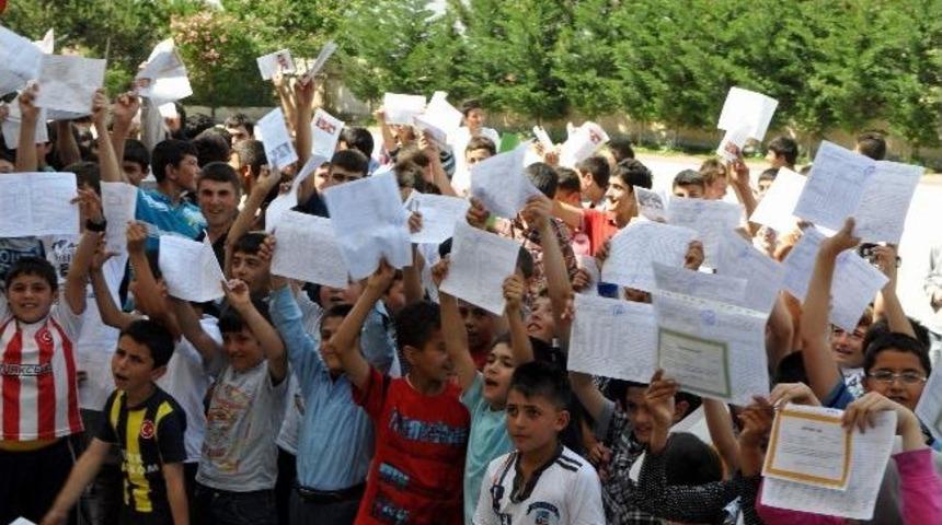 Suşehri&rsquo;nde 6 Bin &Ouml;ğrenci Karne Heyecanı Yaşadı