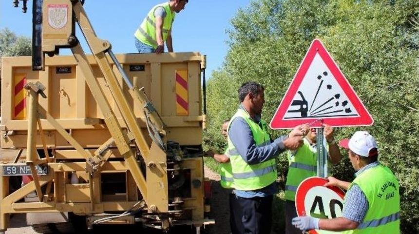 Trafik Ve Bilgi İşareti Levha Montaj &Ccedil;alışmaları Devam Ediyor