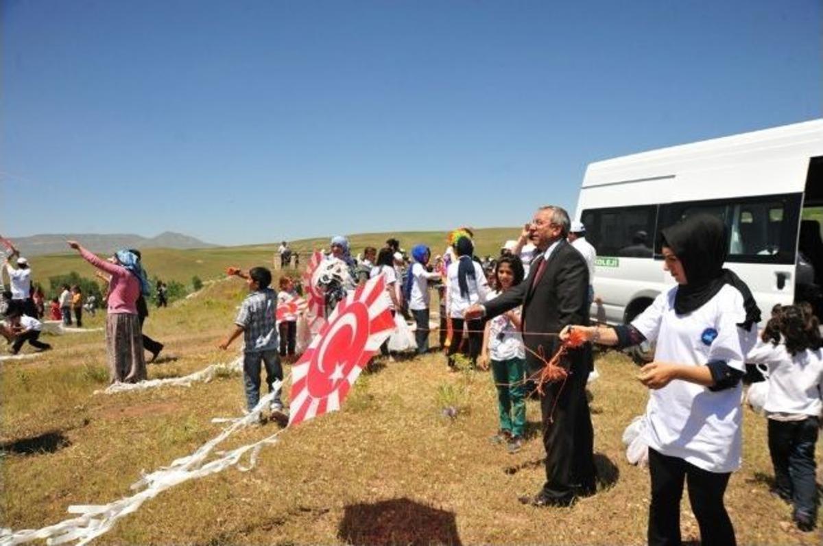 Rekt&ouml;r&uuml; Battal, &Ouml;nce Karne Dağıttı Ardından Da U&ccedil;urtma U&ccedil;urdu