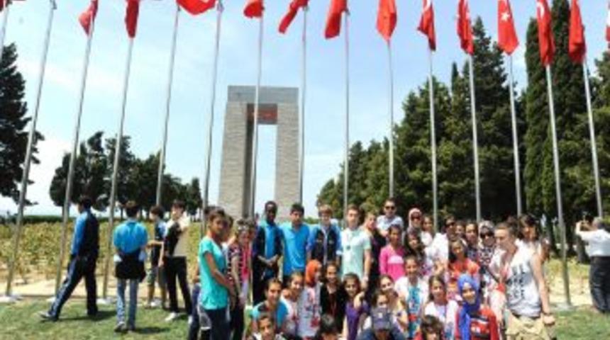 &Ccedil;anakkale Şehitliği'nde D&uuml;nyaya Barış Mesajı Verdiler