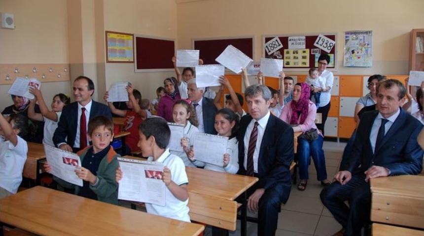 Vali &Ccedil;ınar, &Ouml;ğrencilerin Karne Sevincine Ortak Oldu